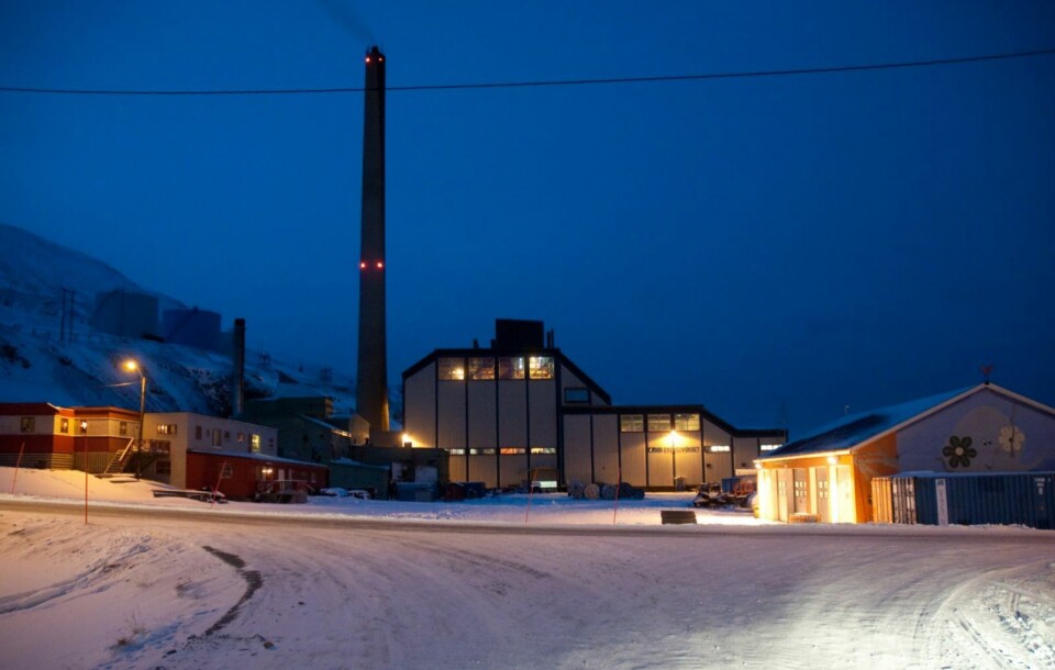 Sivilingeniør Ole R. ØstbyI foreslår at i stedet for lagring på batterier, kan strøm fra solcellene benyttes til å fremstill hydrogen som igjen kan benyttes til å produsere strøm i mørketiden. Sivilingeniør Ole R. ØstbyI foreslår at i stedet for lagring på batterier, kan strøm fra solcellene benyttes til å fremstill hydrogen som igjen kan benyttes til å produsere strøm i mørketiden.