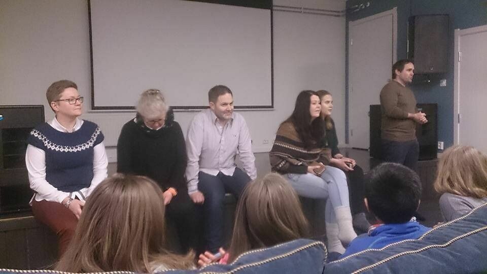 Fra allmøtet på ungdomsklubben. Ungdommene møtte politikere og representanter fra administrasjonen i Longyearbyen lokalstyre torsdag.