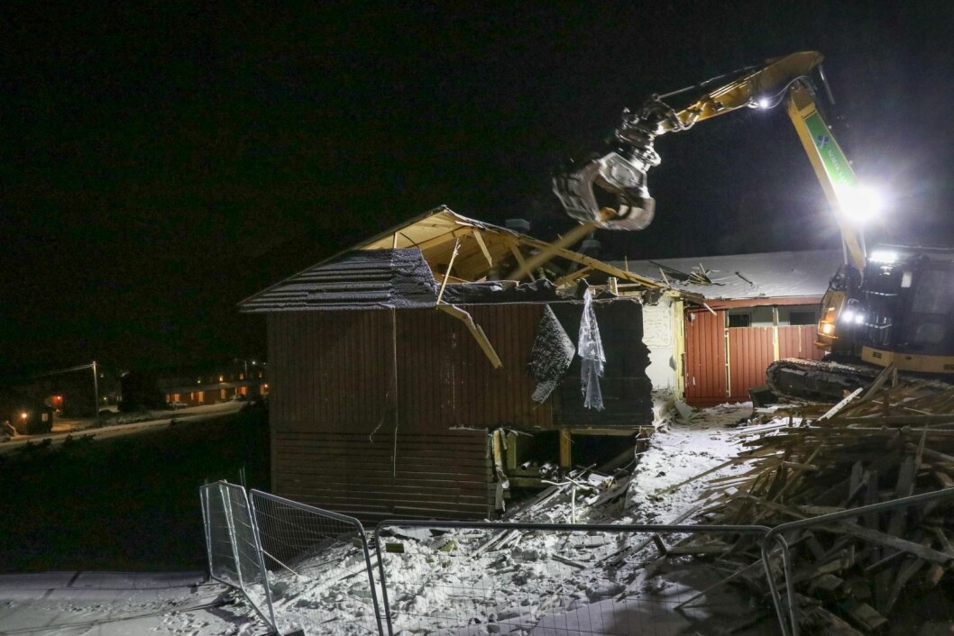 DESTRUERES: Det første bygget er nå i ferd med å plukkes fra hverandre bit for bit. DESTRUERES: Det første bygget er nå i ferd med å plukkes fra hverandre bit for bit.