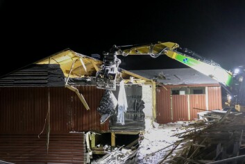 VEGGEN: Siden av bygget tas i ett løft med den store kloa. VEGGEN: Siden av bygget tas i ett løft med den store kloa.