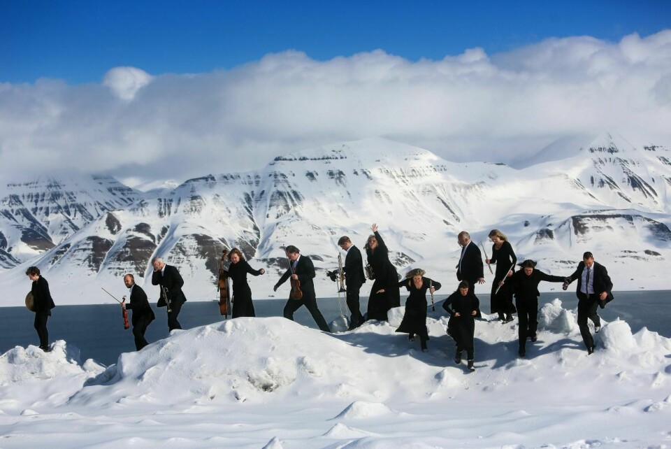 Musikerne i Arktisk filharmoni sammen med Jon Tombre lengst til høyre.