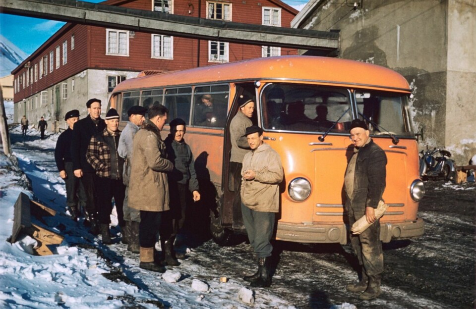 Her hentes arbeiderne av den nye bussen i Nybyen