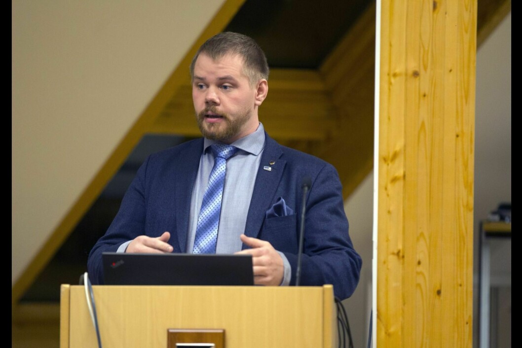 Kjetil Figenschou (H) mener næringen må skjerpe seg etter artikkelserien Svalbardposten publiserte forrige uke om guidenes betingelser. Han mener de større aktørene må gå foran som seriøse og gode eksempler.