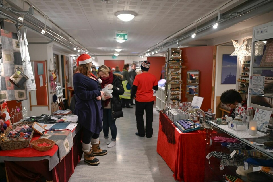 Årets julemesse i Nybyen hadde i underkant av 20 utstillere. Den er viktig for å synliggjøre det utstillerne driver med, mener Eva Grøndal, en av arrangørene.