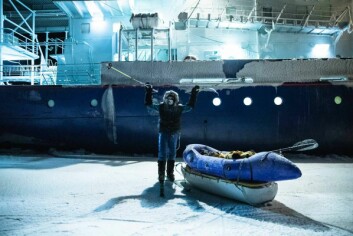 PÅ BÅTEN: Mike Horn var selvfølgelig veldig fornøyd med å komme fram til båten «Lance». Han og resten av ekspedisjonslaget befinner seg fortsatt på båten, som har frosset fast i isen. Foto: Etienne Claret