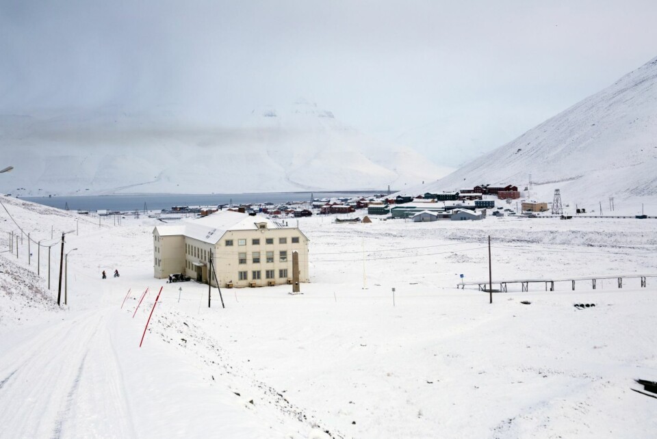 I tillegg til at et hus i Sverdupbyen er evakuert, er veien fra Huset og nordover til Museumsveien (Vei 300) stengt for ferdsel. Værforholdene gjør at skredfaren regnes som størst på vestsiden av Longyeardalen.