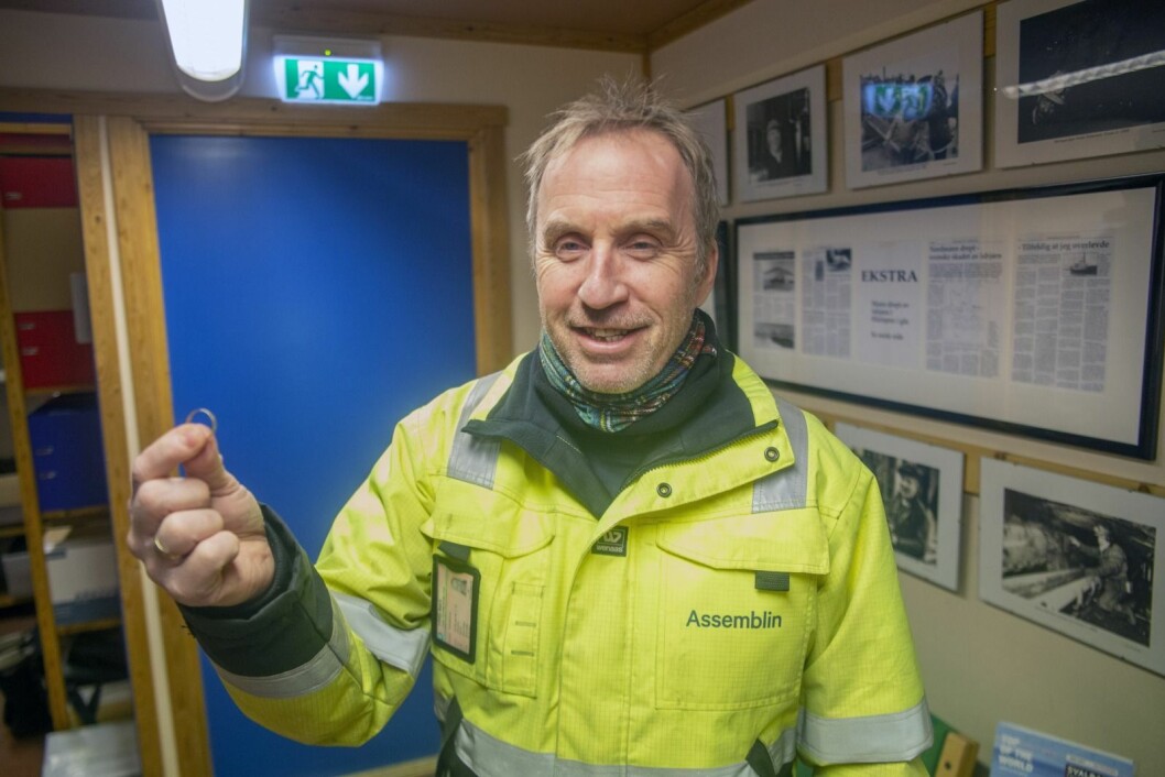 Jon Bautz med gifteringen som har vært borte i mange år. Den ble funnet i en vannlås av arbeidere, da de holdt på å rive hans gamle hus. Jon Bautz med gifteringen som har vært borte i mange år. Den ble funnet i en vannlås av arbeidere, da de holdt på å rive hans gamle hus.