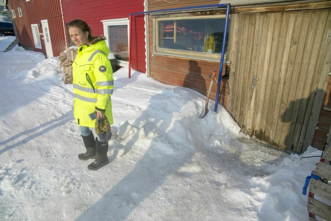 Sektorsjef teknisk i Longyearbyen lokalstyre, Kjersti Olsen Ingerø, oppfordret folk til å bruke ekstra med vann i kulden. Det liker ikke Svalbard Natur og ungdom.