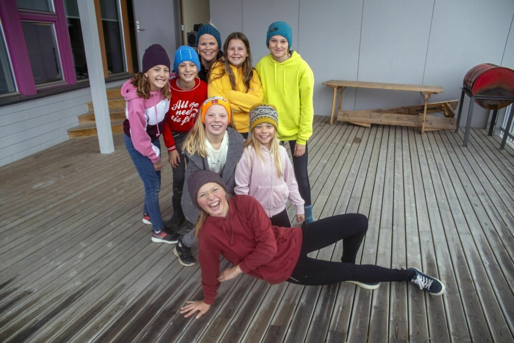 REPRESENTERER BARNA: Siri Hanseid Bendiksen (i midten bak) blir barnas talerør i Longyearbyen de neste to årene. Bildet er tatt da hun hjalp til med å lære skoleelevene årets BlimE-dans.