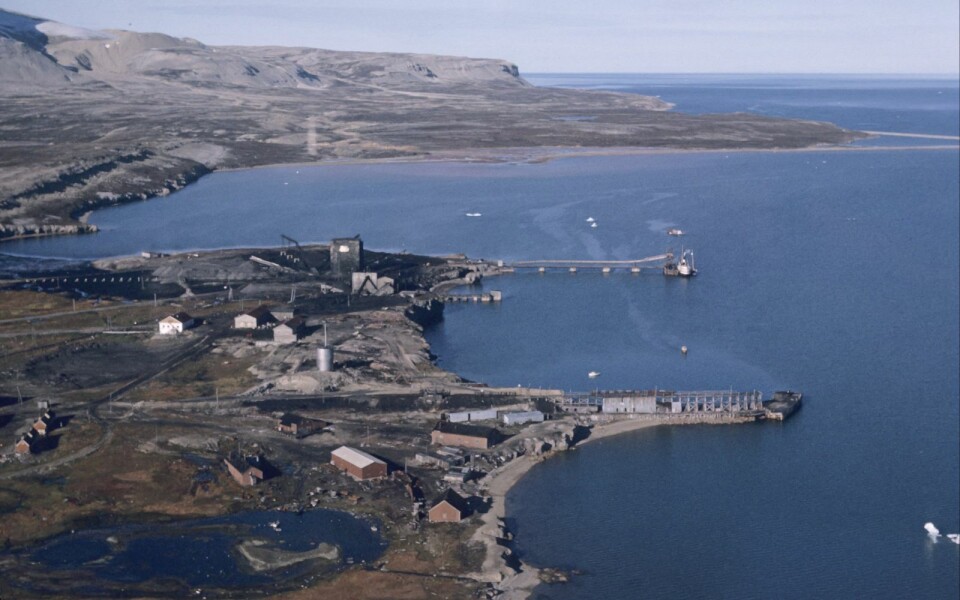 Ny-Ålesund: Kaianlegget i Ny-Ålesund i 1964. Gruvedriften ville neppe gjenopptas. Men hvordan sikre fortsatt norsk bosetting på stedet?