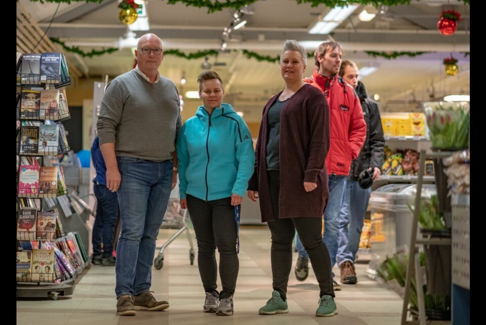 LANGT FRA LAND: Administrerende direktør i Coop Svalbard, Ronny Strømnes, ferskvaresjef Anna Viktoria Mikkulainen og butikkansvarlig Anna-Karin Lind, forklarer hvorfor Svalbardbutikken ligger så høyt i pris sammenlignet med butikker på fastlandet.
