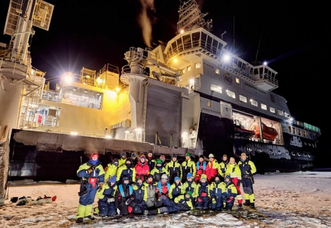 Her er alle samlet foran Kronprins Haakon på siste is stasjon vi tok prøver fra i det nordlige Barentshavet. I alt 35 forskere fra UNIS, UiT – Norges Arktiske Universitet, Universitetet i Oslo, Universitetet i Bergen, Nord Universitet, NTNU i Trondheim og Havforskningsinstituttet.