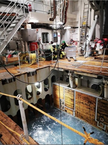 Midt i båten fins det et 3x4 m hull som kan lukkes og åpnes som kalles moonpool. Her kan vi senke ned utstyr i havet uten forstyrrelser av is. Midt i båten fins det et 3x4 m hull som kan lukkes og åpnes som kalles moonpool. Her kan vi senke ned utstyr i havet uten forstyrrelser av is.