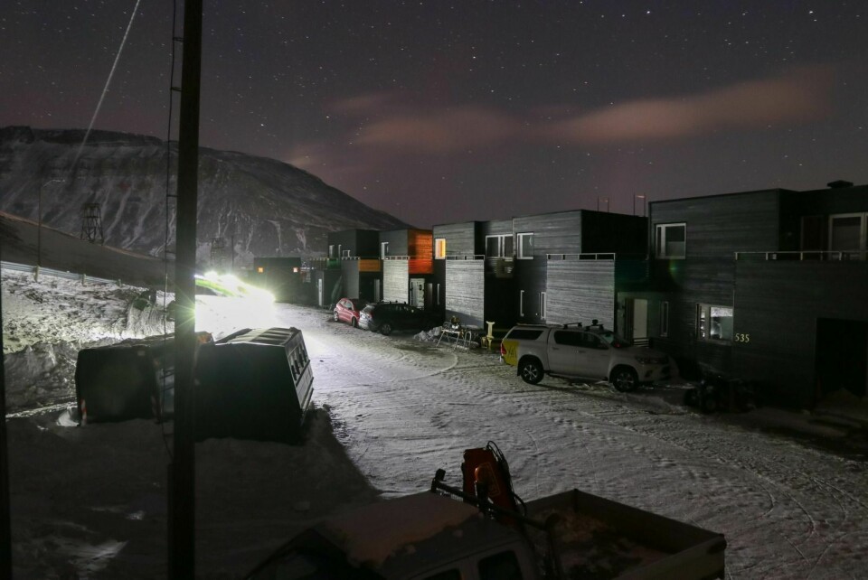 Strømbrudd i hele Longyearbyen. 17. desember 2019. Strømmen borte i ca 20 minutter. Bilder er fra øverst i Vei 232, Gruvedalen. I enkelte boliger ser vi lys fra stearinlys og batterilykter. Lyset i gata er fra to personer med hodelykter.