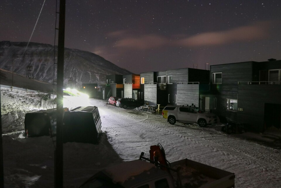 Strømbrudd i hele Longyearbyen. 17. desember 2019. Strømmen borte i ca 20 minutter. Bilder er fra øverst i Vei 232, Gruvedalen. I enkelte boliger ser vi lys fra stearinlys og batterilykter. Lyset i gata er fra to personer med hodelykter. Strømbrudd i hele Longyearbyen. 17. desember 2019. Strømmen borte i ca 20 minutter. Bilder er fra øverst i Vei 232, Gruvedalen. I enkelte boliger ser vi lys fra stearinlys og batterilykter. Lyset i gata er fra to personer med hodelykter.