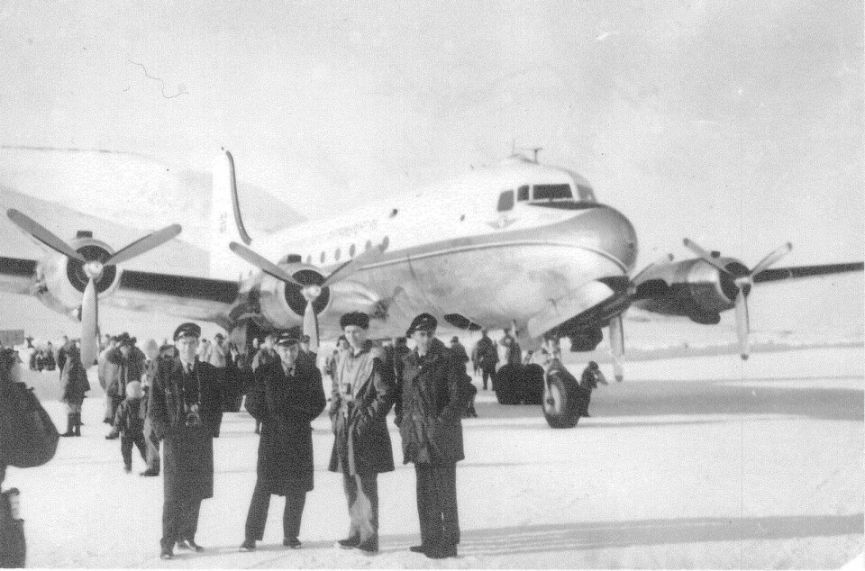 I april 1959 landet det først regulære ruteflyet i Adventdalen. Flyet var et Douglas DC-4, og selskapet var Braathens SAFE.