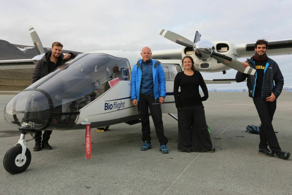 Telleteamet foran flyet som ble benyttet for dette oppdraget. Fra venstre pilot Ricky Lindy Nielsen fra BioFlight, og så fra Norsk Polarinstitutt Magnus Andersen, Jade Vacquie Garcia og Samuel M. Llobet.