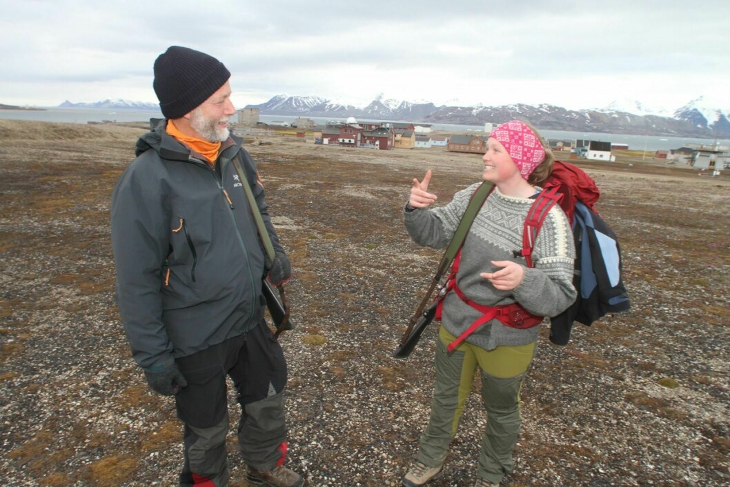Pernille Kvernland arbeider med miljøgift i snøspurvegg, og leter etter reir ved Ny-Ålesund. Paul Wenzel Geissler er med, og lytter gjerne til hennes beskrivelse av eget arbeid.