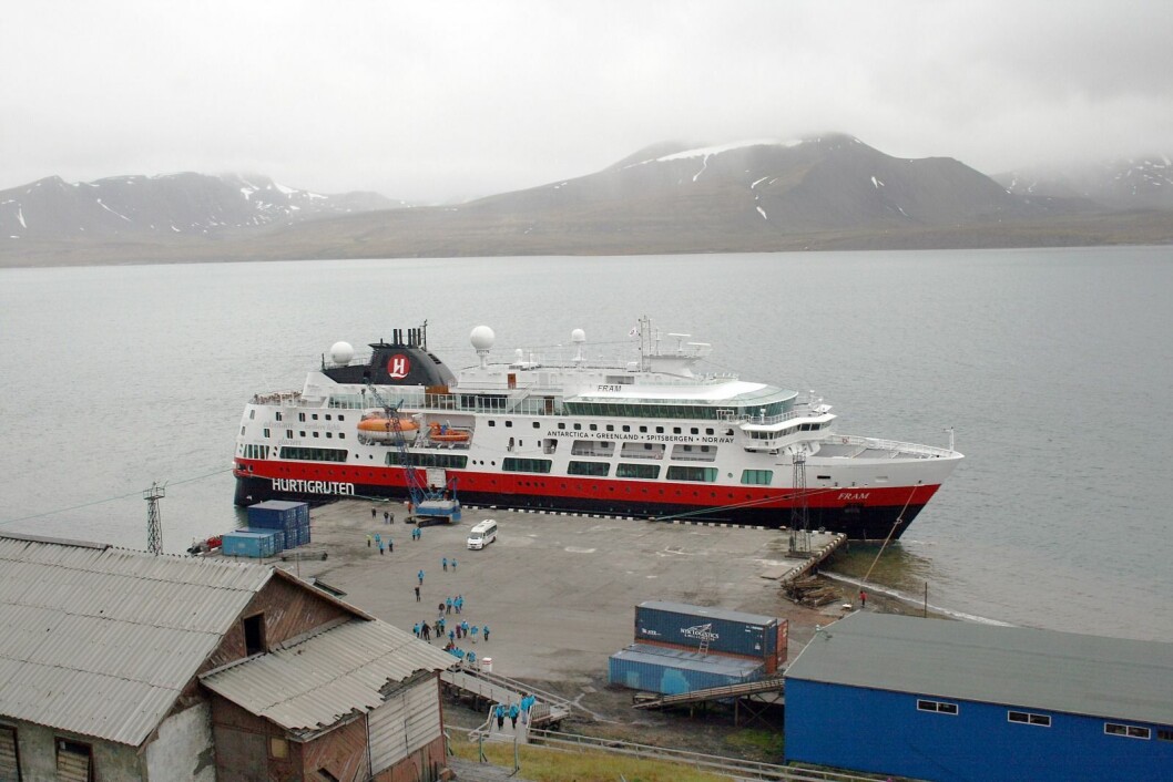 INGEN RUNDTUR: Istedenfor å kjøre rundt hele Spitsbergen, ble det en tur langs vestkysten. Her er «Fram» på en tidligere tur til Barentsburg. Arkivfoto: Carina Ingeborg Tangeraas INGEN RUNDTUR: Istedenfor å kjøre rundt hele Spitsbergen, ble det en tur langs vestkysten. Her er «Fram» på en tidligere tur til Barentsburg. Arkivfoto: Carina Ingeborg Tangeraas