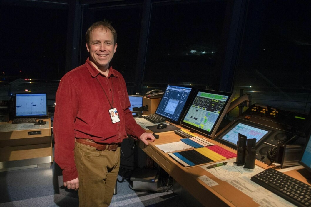 Vegard By skiftet yrke fra organist til AFIS-fullmektig.Nå jobber han i flytårnet på Svalbard lufthavn.