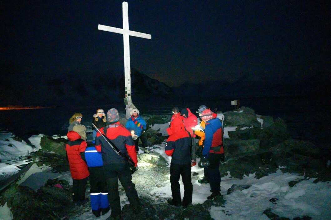 Den årlige juleseremonien ute ved korset i Hornsund ble gjennomført, og besøket og besetningen sang julesanger både på polsk og norsk. Den årlige juleseremonien ute ved korset i Hornsund ble gjennomført, og besøket og besetningen sang julesanger både på polsk og norsk.