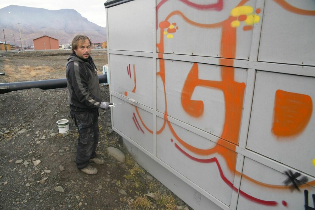 Tommy Anderssen er i gang med å male over taggingen på flere steder i byen.