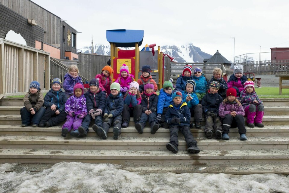 Barna i Kullungen barnehage satte pris på besøk fra sine «kolleger» i Barentsburg onsdag.