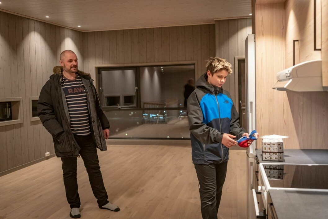 TRYGT HJEM: Etter at huset til familien Lorentsen ble tatt av skredet i februrar 2017, har de nå fått et permanent hjem igjen. Nils Lorentsen (t.v.) og sønnen Nicklas var til stede da de kunne ta over leiligheten.