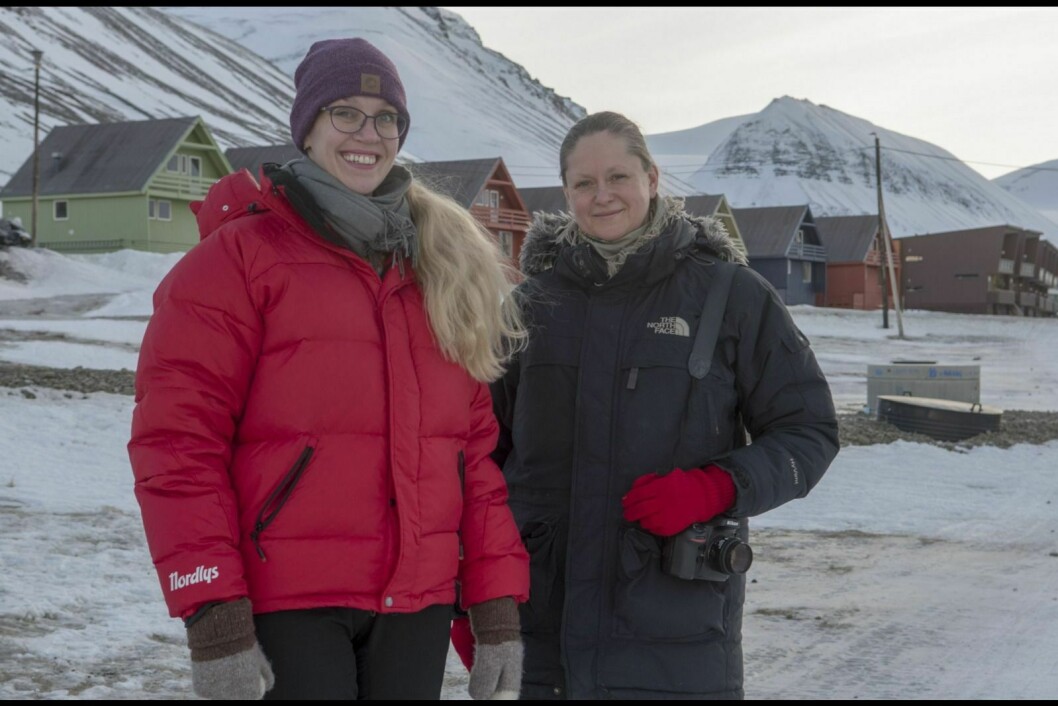 Christine Kristoffersen Hansen (t.v.) og Ingun Alette Mæhlum skal lage portrettbok fra Longyearbyen.