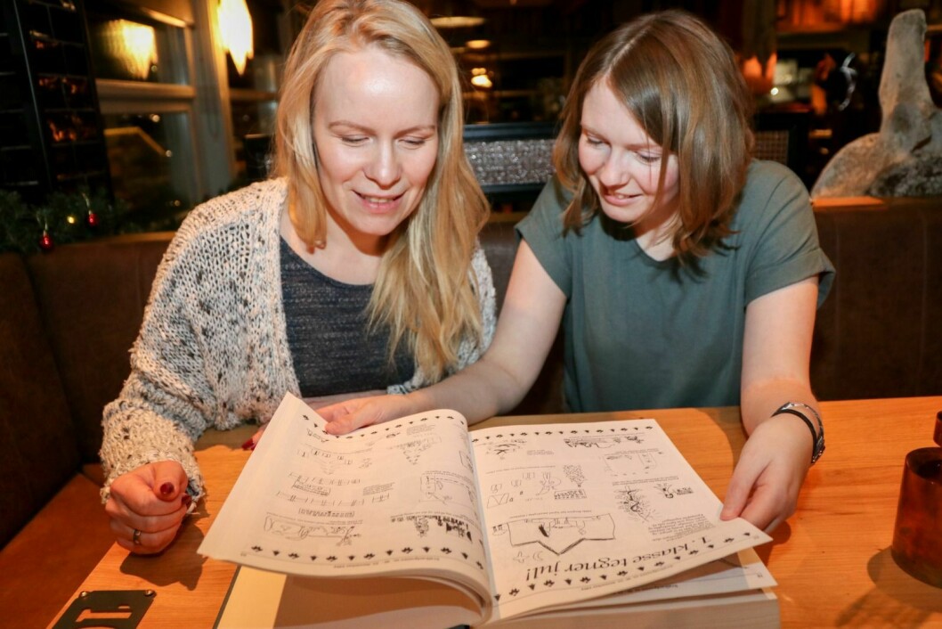 GJENSYN: Når Emelie Våtvik (til venstre) og venninnen Kristin Mork ser Svalbardposten fra 1994, er det mye de kjenner igjen og husker.