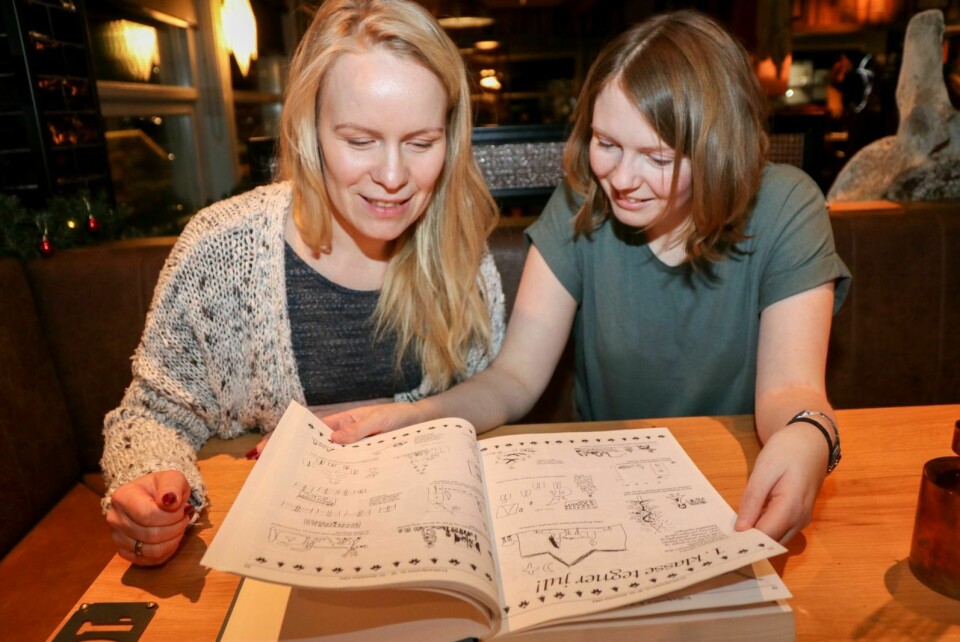 GJENSYN: Når Emelie Våtvik (til venstre) og venninnen Kristin Mork ser Svalbardposten fra 1994, er det mye de kjenner igjen og husker.