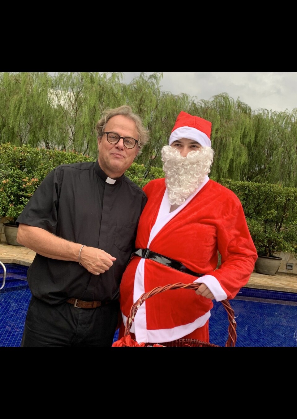 Dette bildet ble tatt under julesamlingen i residensen i Kuala Lumpur. En nisse med og en uten skjegg.