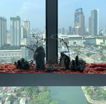 Julekrybben har fått en fin utsiktsplass i ambassadørens residens i Jakarta. Julekrybben har fått en fin utsiktsplass i ambassadørens residens i Jakarta.