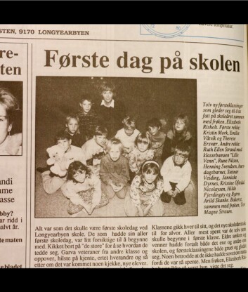 1994: De to kvinnene husker at det var bilde av dem i Svalbardposten på første skoledag i første klasse. De er nr. én og to foran til venstre.
