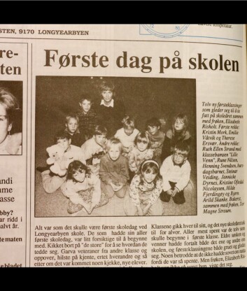 1994: De to kvinnene husker at det var bilde av dem i Svalbardposten på første skoledag i første klasse. De er nr. én og to foran til venstre. 1994: De to kvinnene husker at det var bilde av dem i Svalbardposten på første skoledag i første klasse. De er nr. én og to foran til venstre.