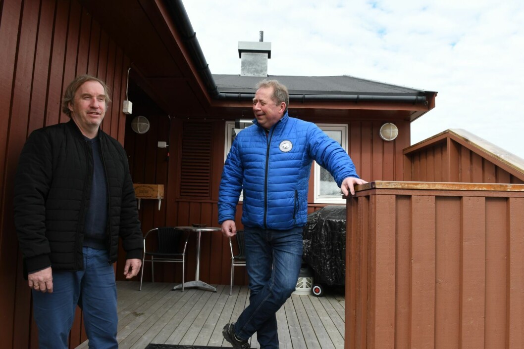Morten Helliksen, til høyre flyttet hjem igjen søndag. Her ønskes han velkommen tilbake av nærmeste nabo Jon Bautz. Morten Helliksen, til høyre flyttet hjem igjen søndag. Her ønskes han velkommen tilbake av nærmeste nabo Jon Bautz.