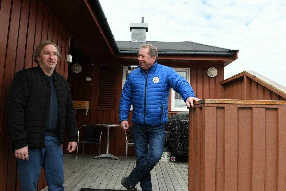 Morten Helliksen, til høyre flyttet hjem igjen søndag. Her ønskes han velkommen tilbake av nærmeste nabo Jon Bautz.