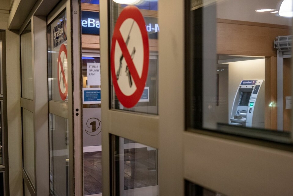 En mann bevæpnet seg og ranet banken i Longyearbyen i formiddag. En mann bevæpnet seg og ranet banken i Longyearbyen i formiddag.