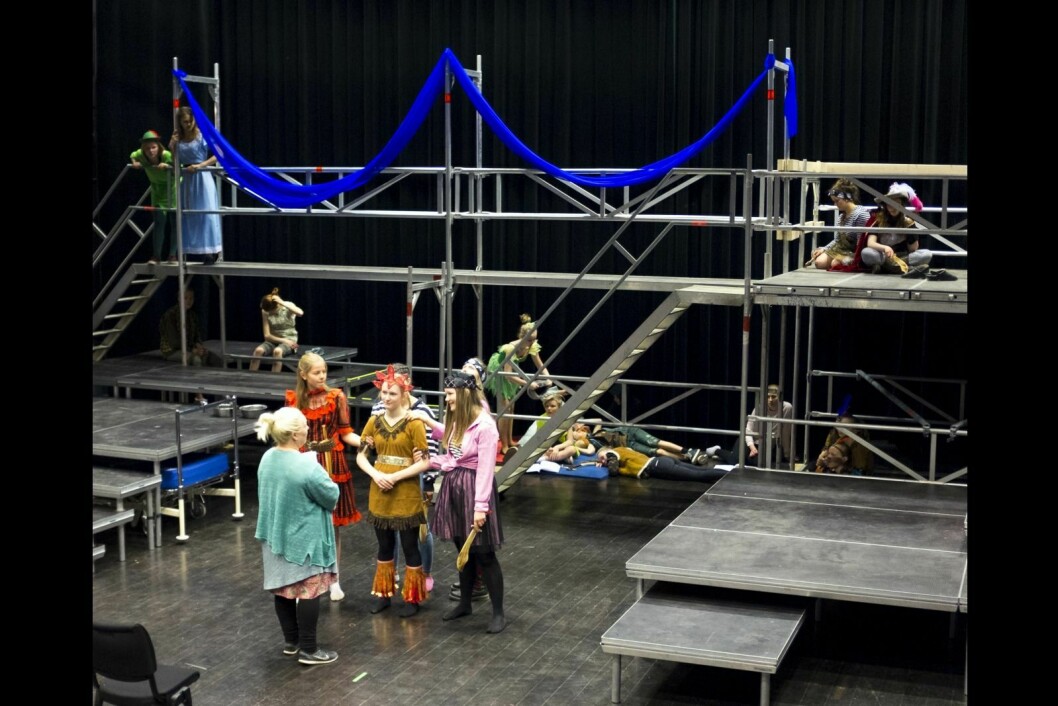 Skuespillerne i «Peter Pan» har brukt den siste uka til å øve i Longyearbyen kulturhus. Hele ungdomsskolen er med på oppsettingen av teaterstykket.