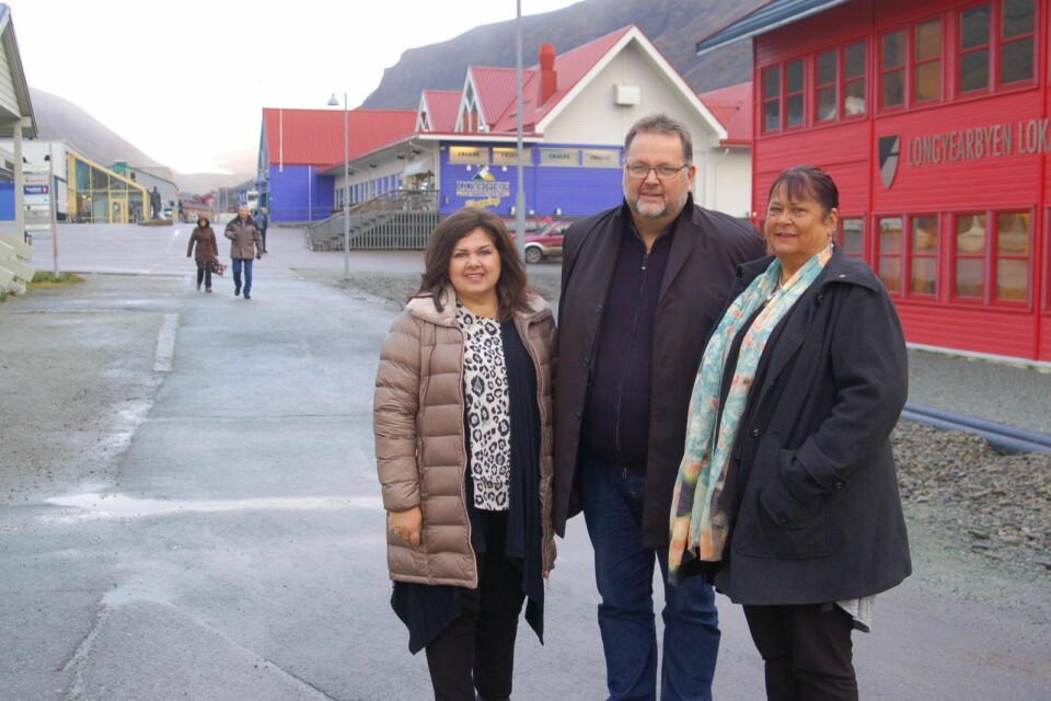Familie og kulturkomiteen hadde to hektiske dager i Longyearbyen. Fra venstre, LAila Marie Reiertsen (Frp), leder Svein Harberg (H) og Sonja Mandt (Ap).