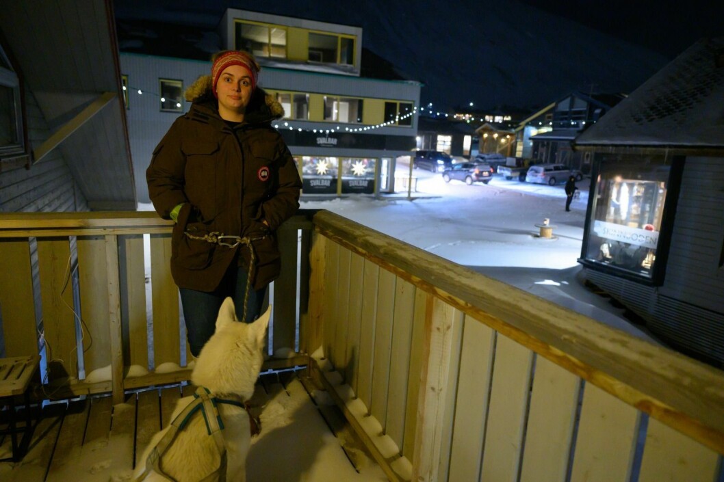Marie Lørup Stenshøj oppdaget isbjørnen da hun skulle lufte hunden Tequila. Da hun kom ut på trappa så hun isbjørnen på hovedveien, før den senere tuslet forbi i gata bak henne. Marie Lørup Stenshøj oppdaget isbjørnen da hun skulle lufte hunden Tequila. Da hun kom ut på trappa så hun isbjørnen på hovedveien, før den senere tuslet forbi i gata bak henne.