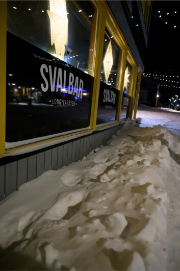 Det var tydelige spor i snøen utenfor "Svalbar", noen timer etter at isbjørnen hadde gått forbi.