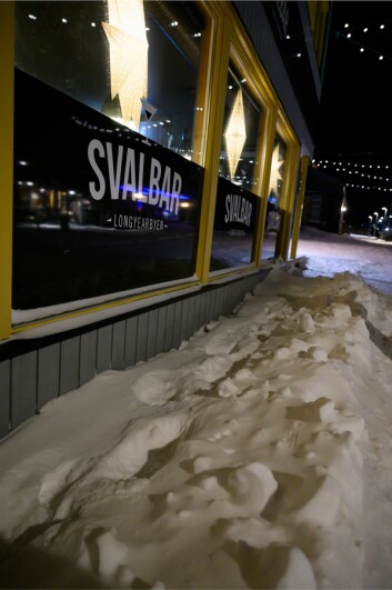 Det var tydelige spor i snøen utenfor "Svalbar", noen timer etter at isbjørnen hadde gått forbi. Det var tydelige spor i snøen utenfor "Svalbar", noen timer etter at isbjørnen hadde gått forbi.