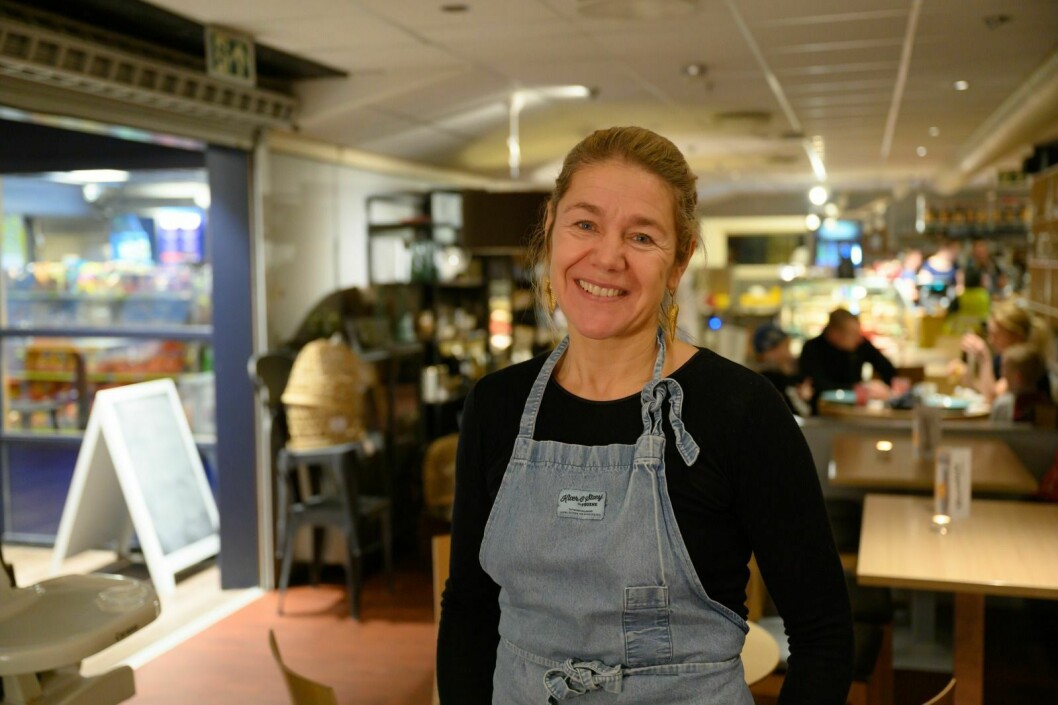 Innehaver ved Fruene, Tove Beate Eide, er spent på hvordan kaféen blir etter oppussingen. Hun er selv tidsoptimist og håper at de kan åpne igjen 27. januar.
