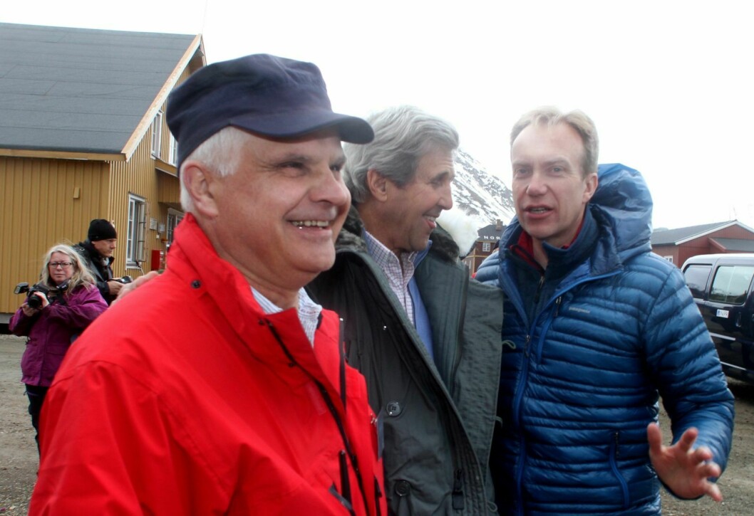 Ole Øiseth, til venstre,  har tatt i mot mange kjente politikere i Ny Ålesund. Her er det den tidligere amerikanske utenriksministeren John Kerry og  utenriksminister Børge Brende som gjester forskerbygda.