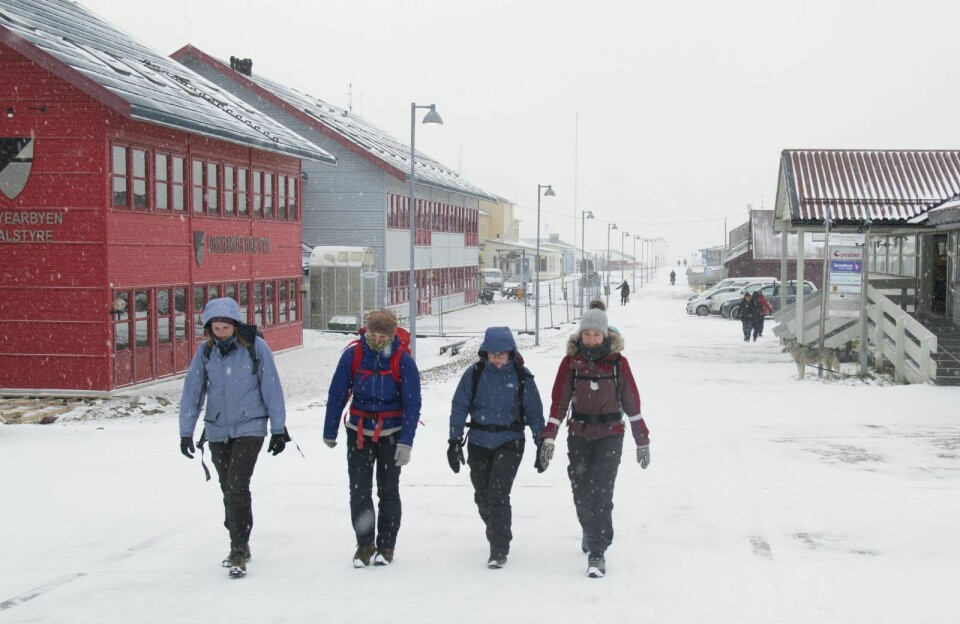 Det er blitt midlertidig hvitt i Longyearbyen. Unis-studentene Linn Marie Flølo (f.v.), Nanna Devantier, Anne Bruls og Marie Westvik trasket gjennom byen i snødrevet mandag. – Det er veldig fint at det har kommet snø. Det var litt grått før, uttalte Westvik.