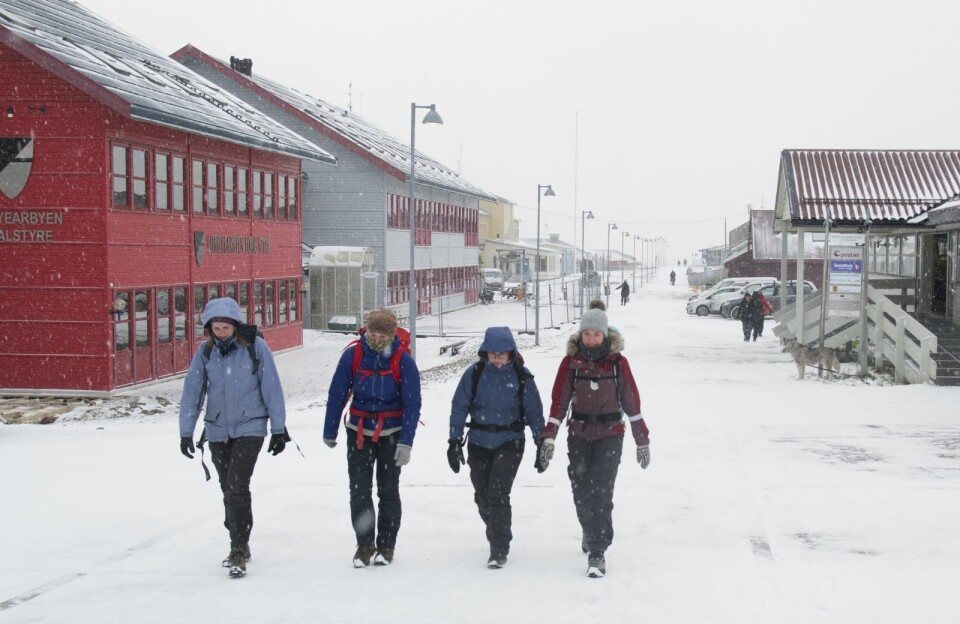 Det er blitt midlertidig hvitt i Longyearbyen. Unis-studentene Linn Marie Flølo (f.v.), Nanna Devantier, Anne Bruls og Marie Westvik trasket gjennom byen i snødrevet mandag. – Det er veldig fint at det har kommet snø. Det var litt grått før, uttalte Westvik. Det er blitt midlertidig hvitt i Longyearbyen. Unis-studentene Linn Marie Flølo (f.v.), Nanna Devantier, Anne Bruls og Marie Westvik trasket gjennom byen i snødrevet mandag. – Det er veldig fint at det har kommet snø. Det var litt grått før, uttalte Westvik.