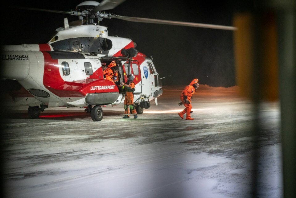 Her kommer de siste av mannskapet til «Northguider» til Svalbard lufthavn etter redningsaksjonen. Her kommer de siste av mannskapet til «Northguider» til Svalbard lufthavn etter redningsaksjonen.