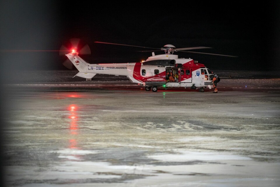 Sysselmannen rykte ut med begge helikoptrene etter at en båt meldte at de er i havsnød nord på Spitsbergen. Sysselmannen rykte ut med begge helikoptrene etter at en båt meldte at de er i havsnød nord på Spitsbergen.