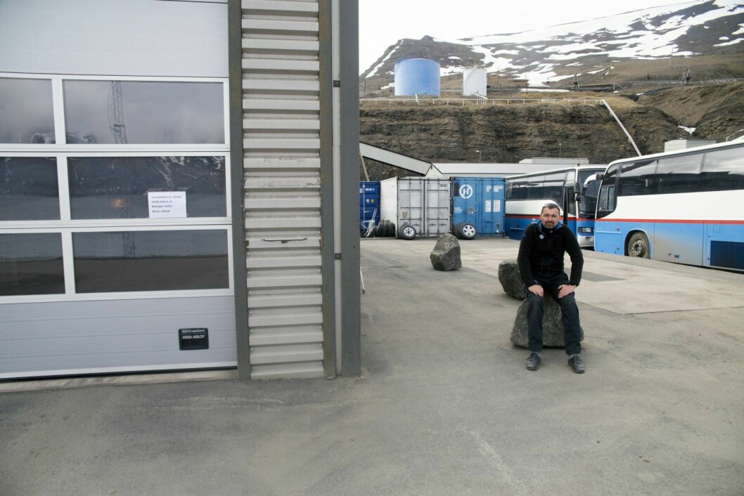 Frank-Johnny Olsen og Arctic Autorent har stengt bilvaskehallen i Sjøområdet. De har for tiden ingen mulighet til å kvitte seg med sand som spyles av bilene.
